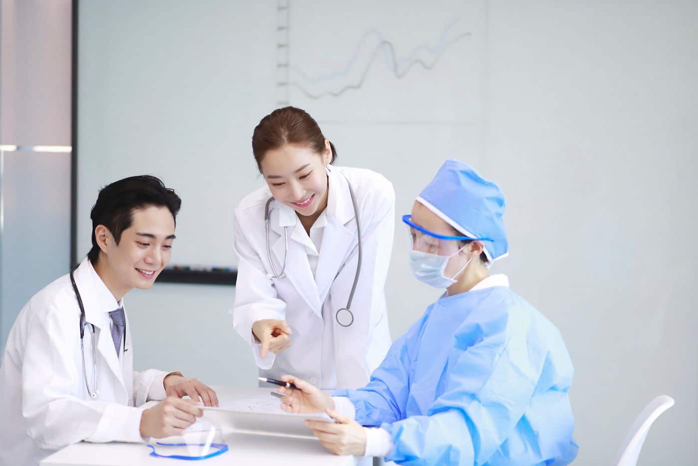 Nhóm nhân viên y tế cùng trao đổi tài liệu tại bàn làm việc